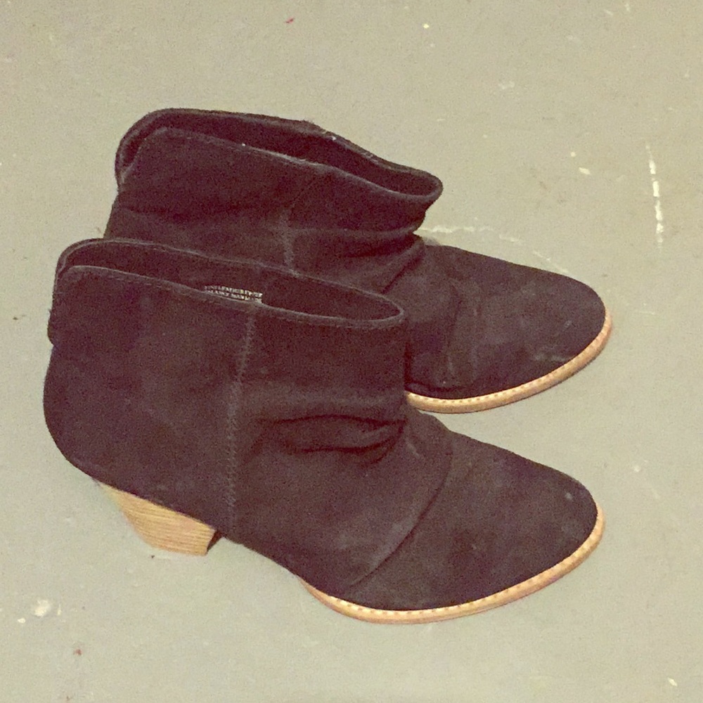 Suede black ankle boots with tan heel